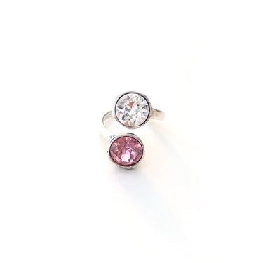 ión: Anillo hecho a mano de Zamak con baño de plata adaptable y dos cristales de Swarovski®, uno rosa y el otro blanco. Combínalo como quieras.